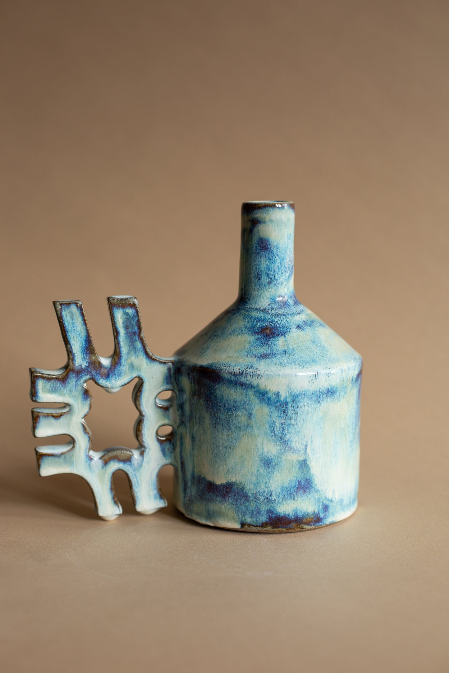 Oil-jug in drippy glaze