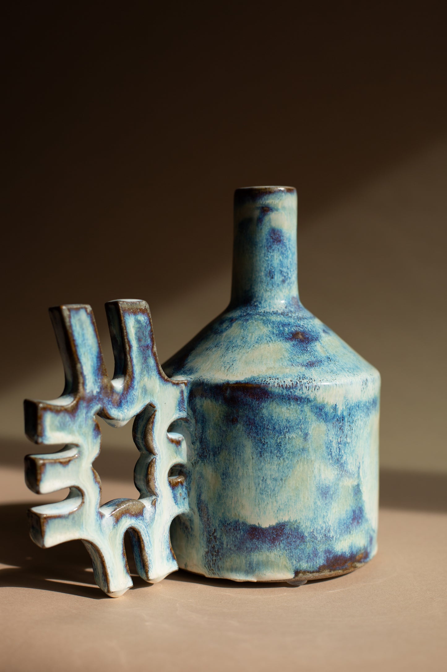 Oil-jug in drippy glaze